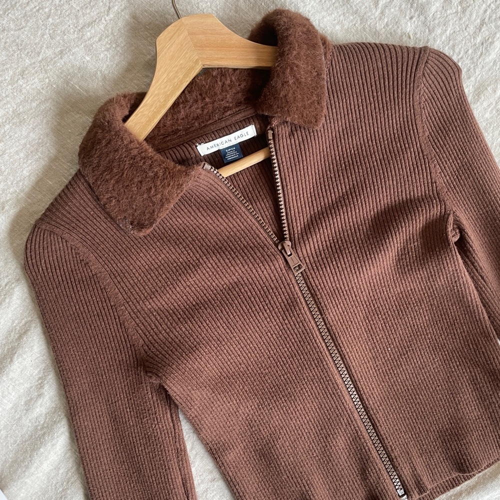 AEO fuzzy collar zip up cropped sweater